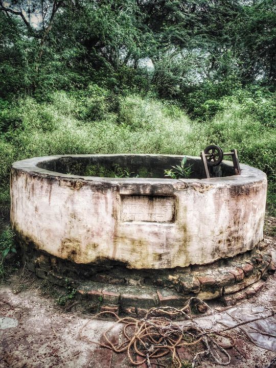 हस्तिनापुर,मेरठ में पांडव टीले पर ही एक कुआं बना है