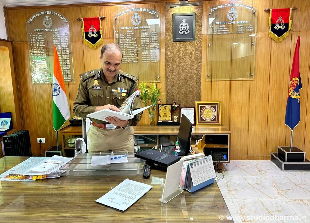 It was an honour introducing "ITIHASNAMA" most recognized table book and table Calander by StudioDharma to the top police official, ADG MEERUT ZONE Mr RAJEEV SABHARWAL JI (IPS).