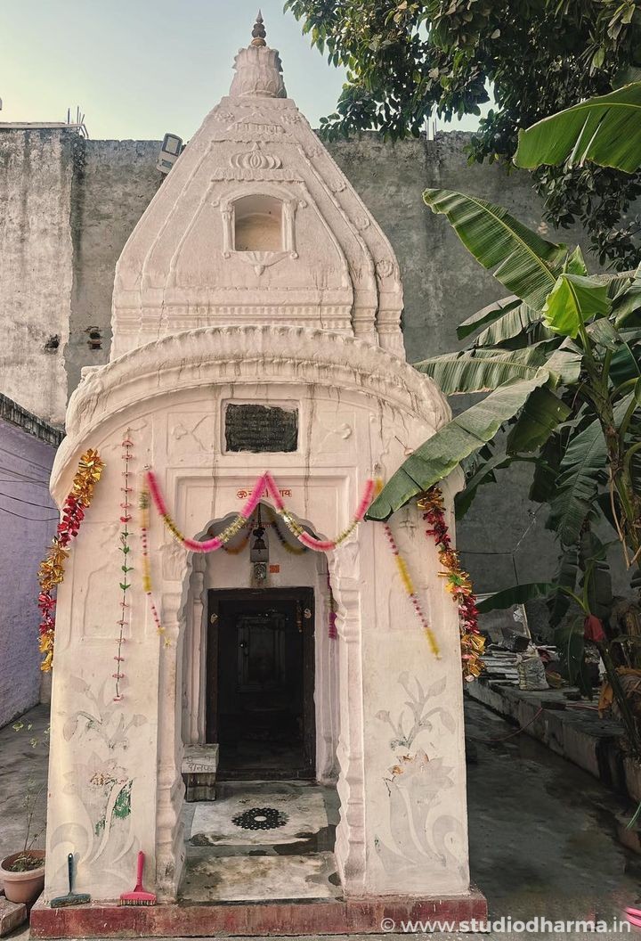 How many of you are familiar with the 106-year-old Shiva temple on Rohta Road in Meerut? 
I have passed by this tiny but stunning old Shiva temple countless times but was never able to recognise it until today as I was passing through.